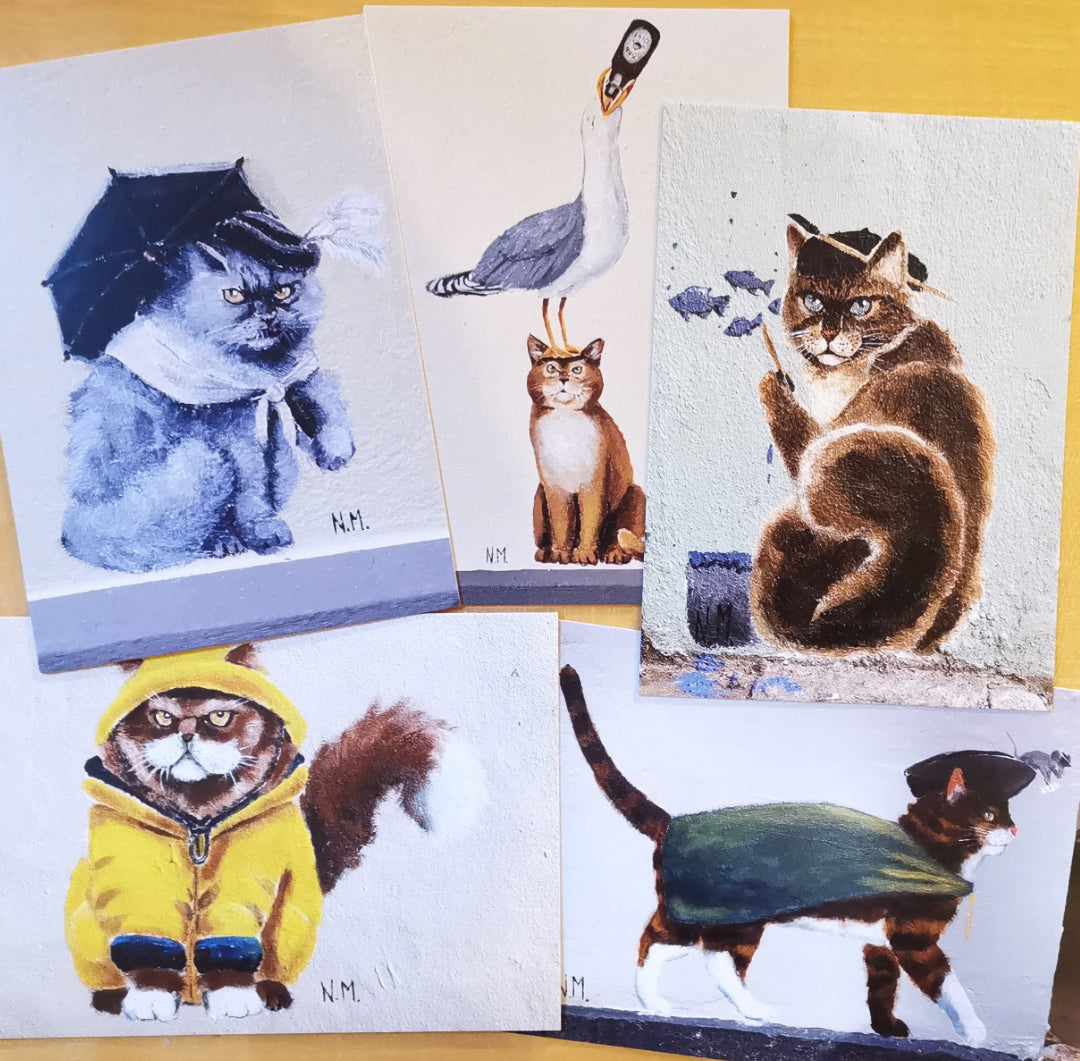 Postkartenset mit 5 verschiedenen Katzenmotiven aus der Norderstraße Flensburg – Katzenkunst, Streetart von der Katzenmalerin N.M. Flensburg, perfekt für Katzenliebhaber und Kunstsammler.