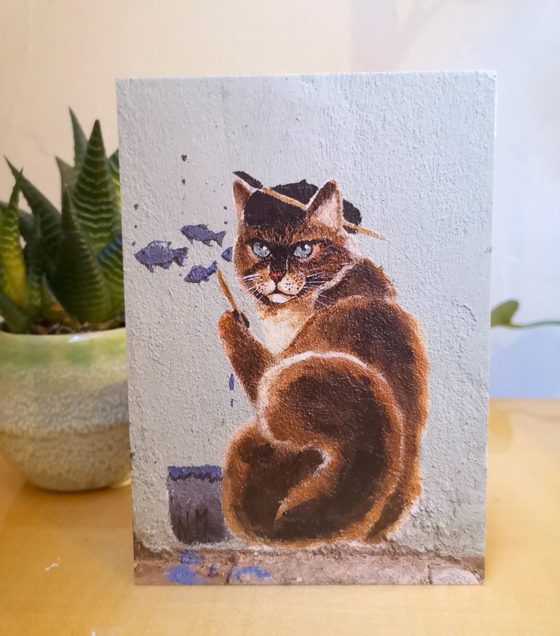 Postkartenset mit 5 verschiedenen Katzenmotiven aus der Norderstraße Flensburg – Katzenkunst, Streetart von der Katzenmalerin N.M. Flensburg, perfekt für Katzenliebhaber und Kunstsammler. Künstlerkatze, Cat Artist, Postkarte.