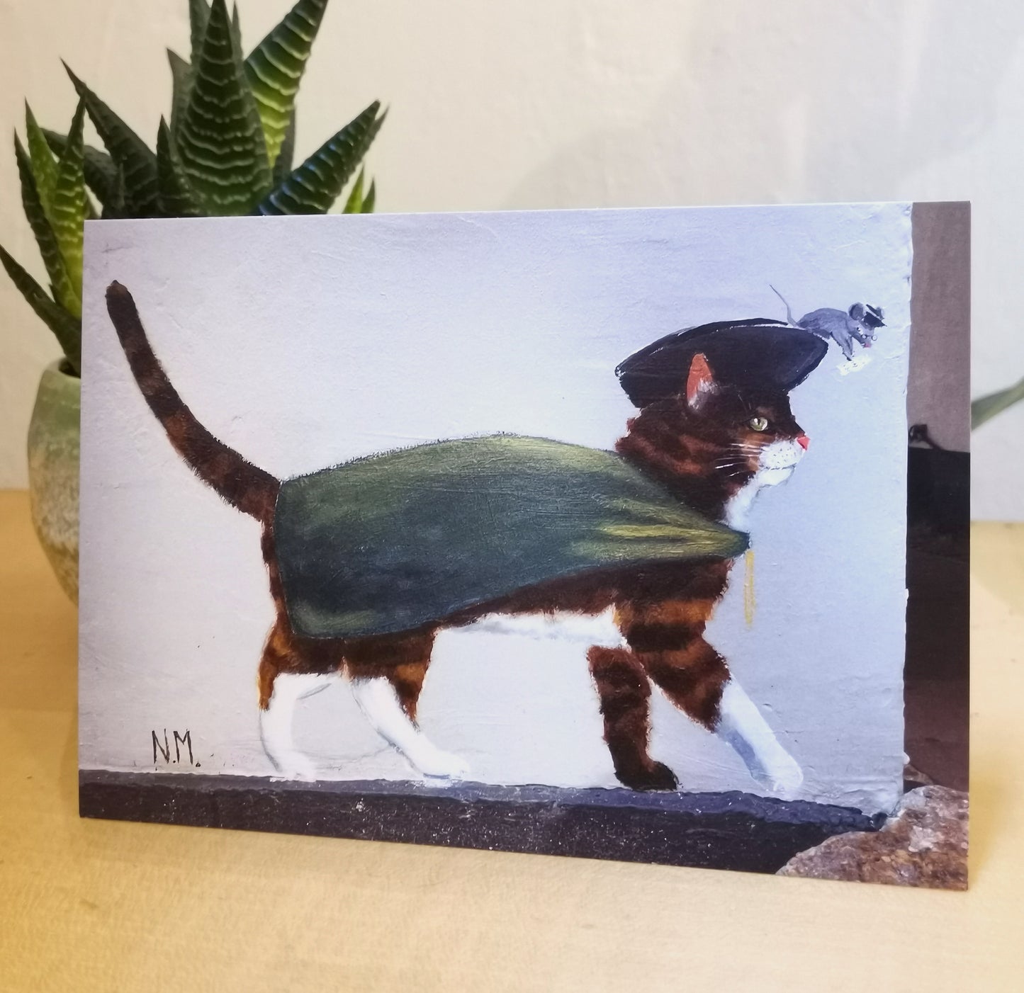 Postkartenset mit 5 verschiedenen Katzenmotiven aus der Norderstraße Flensburg – Katzenkunst, Streetart von der Katzenmalerin N.M. Flensburg, perfekt für Katzenliebhaber und Kunstsammler. Die Katze aus dem Kaufmannshof Flensburg. Katze mit einer Maus im Hut.