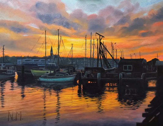 Ein Ölgemälde vom Flensburger Hafen. Der Blick führt auf die Museumswerft und der Himmel ist in stimmungsvollen Farben gestaltet. Im vorderen Teil sieht man einige Boote des Hafens und einen Steg vom Fischer. Eine Malerei von der Katzenmalerin N.M.