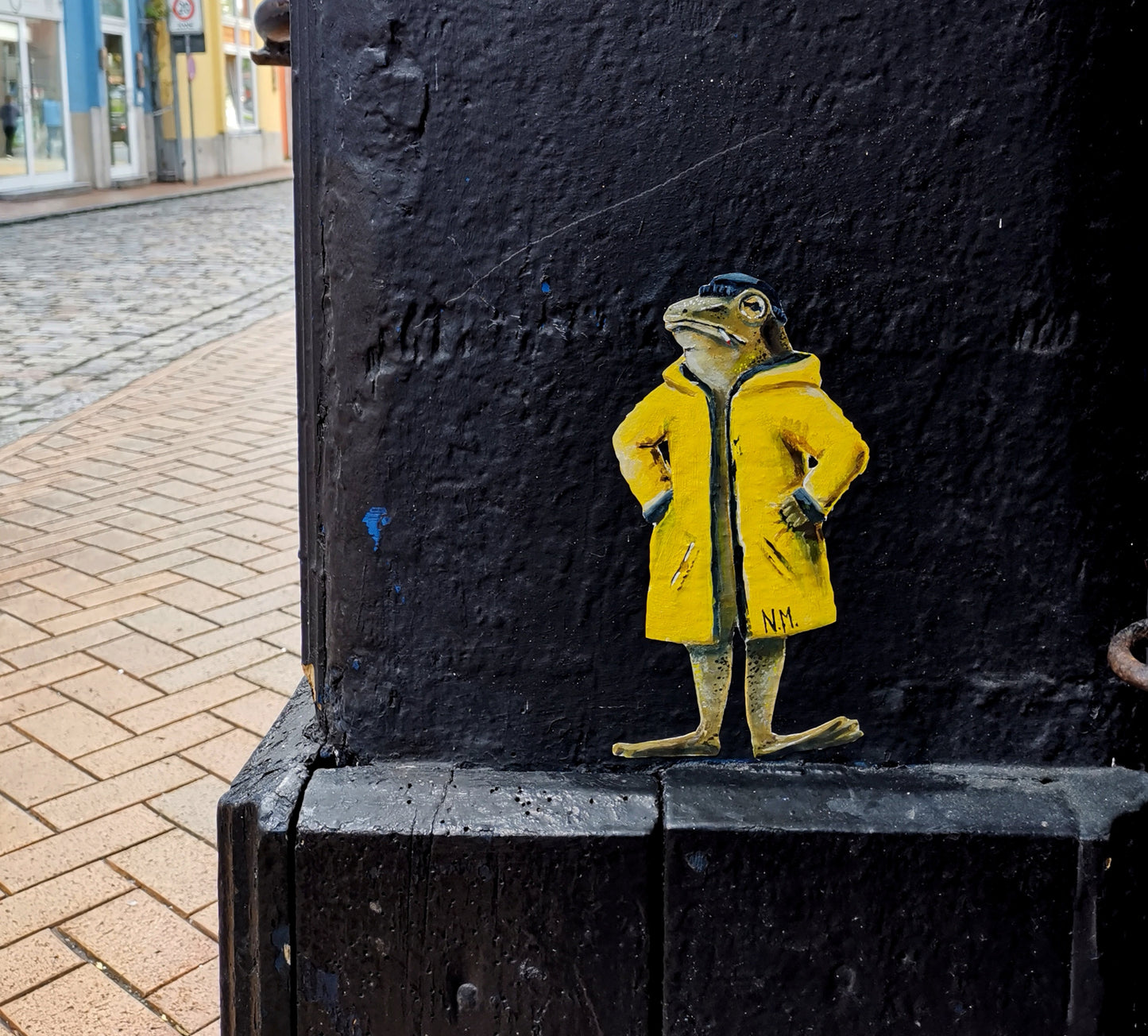 Frosch im Friesennerz | Streetart Flensburg | Leinwanddruck auf Keilrahmen